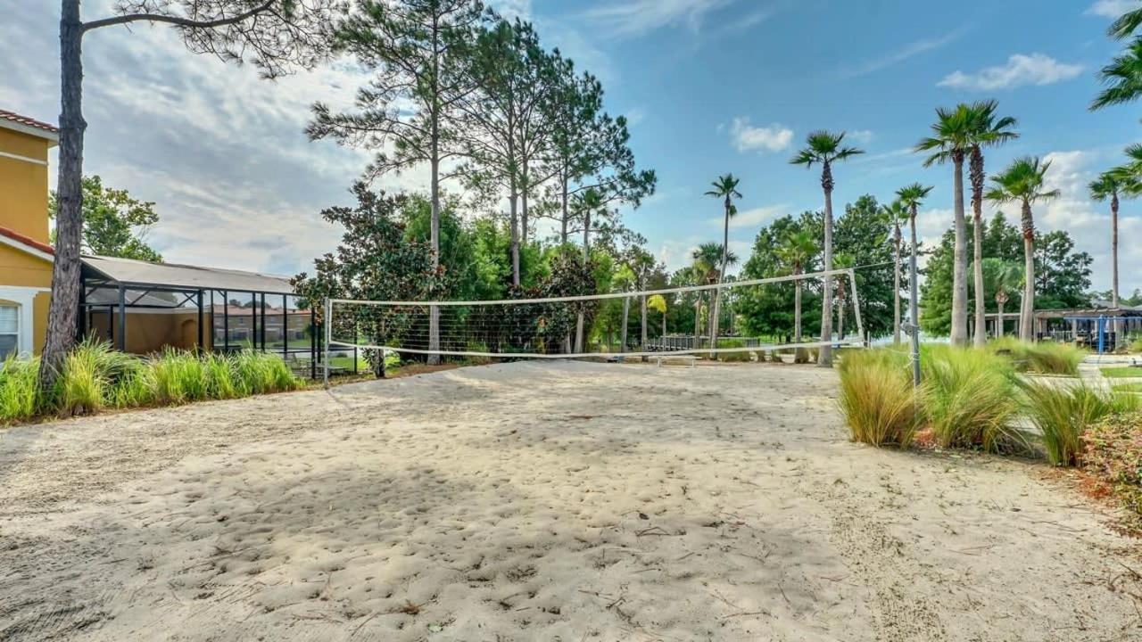 Stunning 5 Bedroom House With Private Pool *