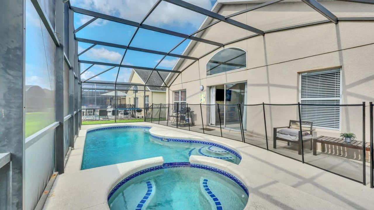 Stunning 5 Bedroom House With Private Pool Holiday home *