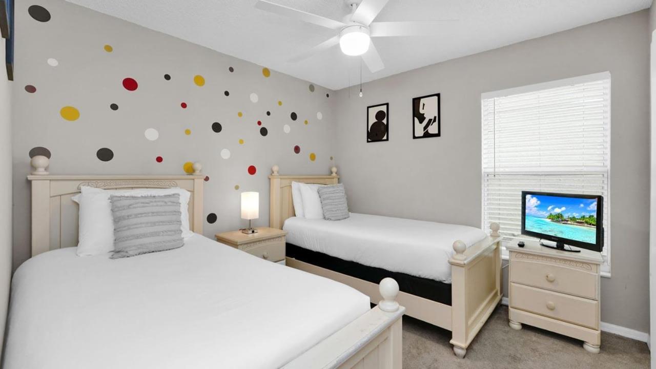 Stunning 5 Bedroom House With Private Pool *