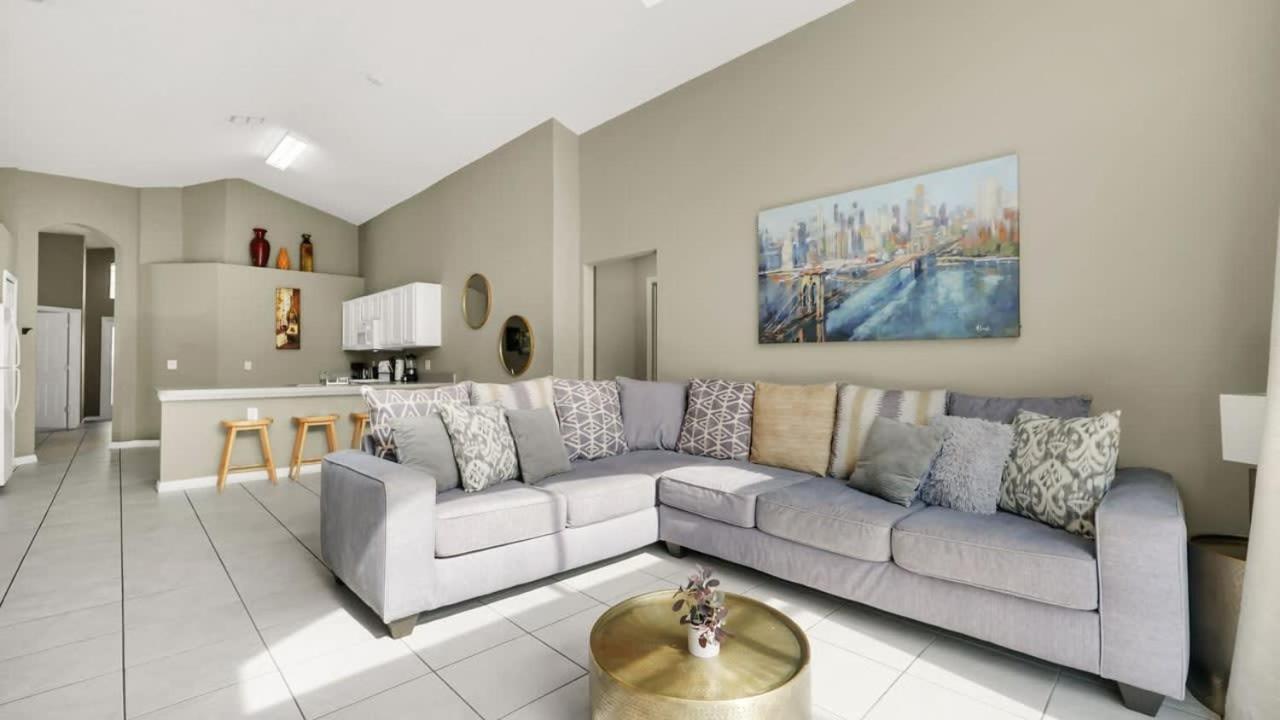 Stunning 5 Bedroom House With Private Pool Holiday home *