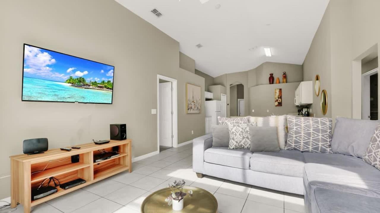 Holiday home Stunning 5 Bedroom House With Private Pool *