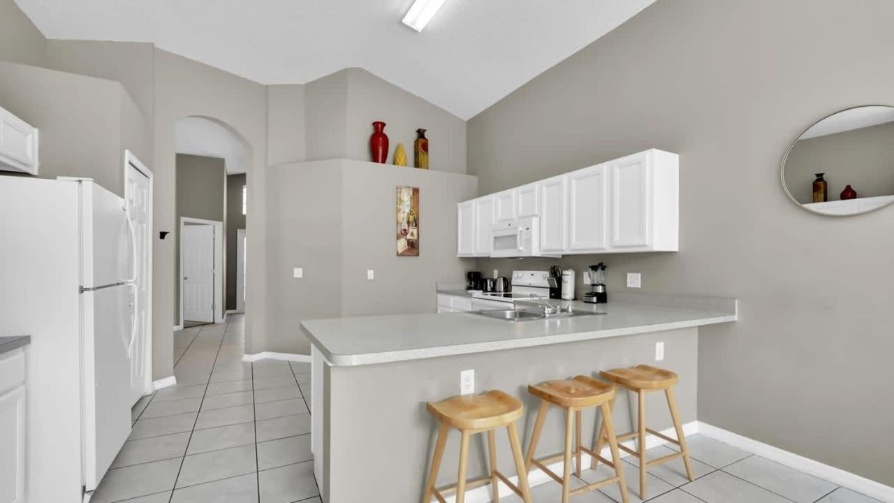 Stunning 5 Bedroom House With Private Pool *