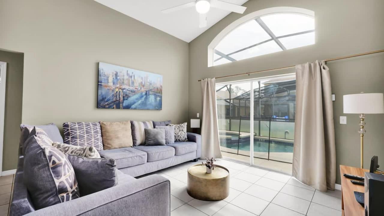 Stunning 5 Bedroom House With Private Pool *