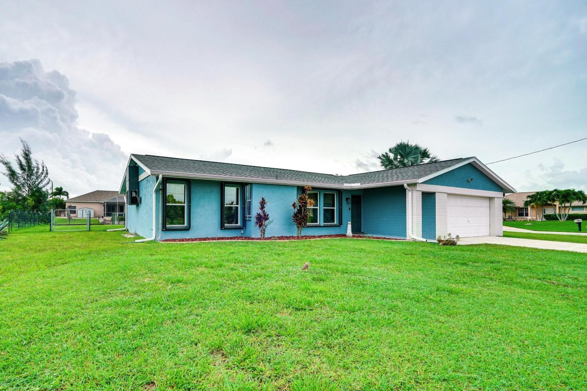 Charming With Dock Near Beaches! Holiday home Cape Coral
