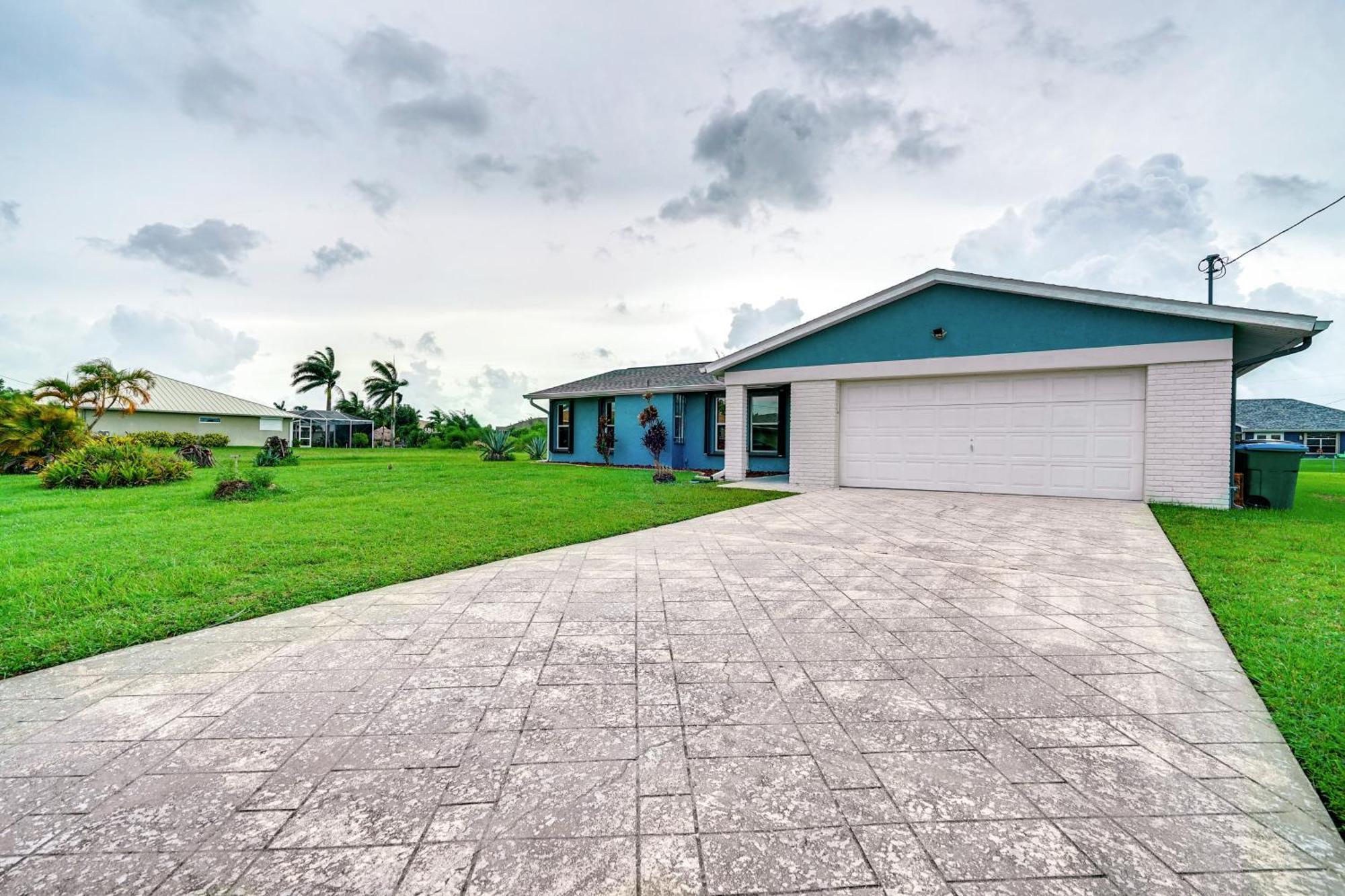 Charming With Dock Near Beaches! * Cape Coral