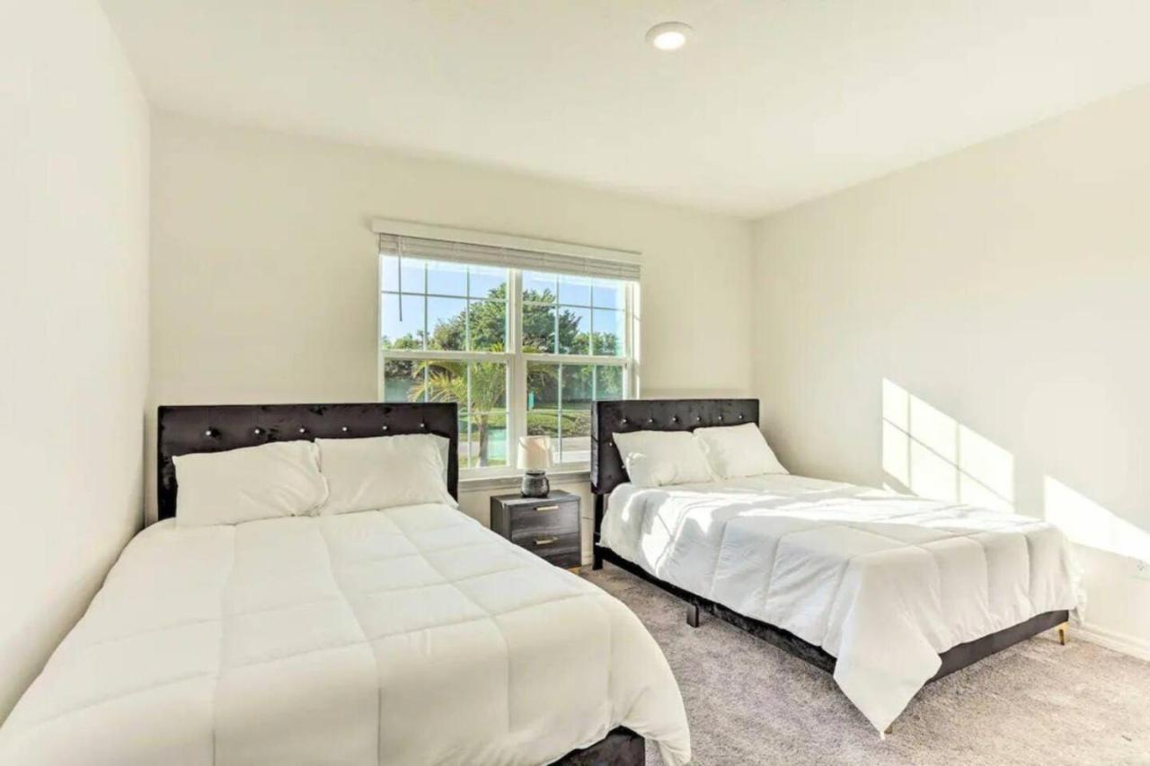 61 Massive 4 Bedroom Close To The With A Pool Holiday home *