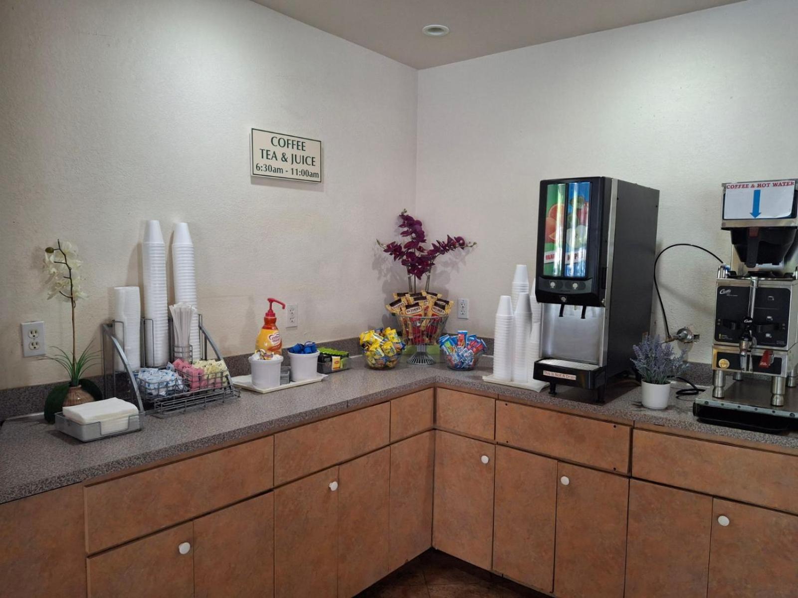 Motel Super 8 By Wyndham North Palm 2*