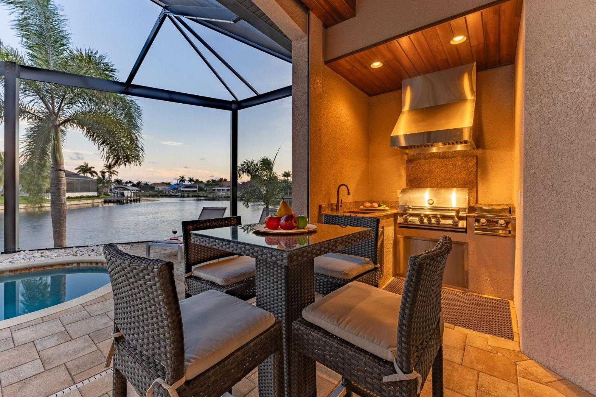 Holiday home Luxury, Sunsets, Heated Infinity Pool, Spa, Pool Table, Bikes & Kayaks - Coral Bay - Roelens