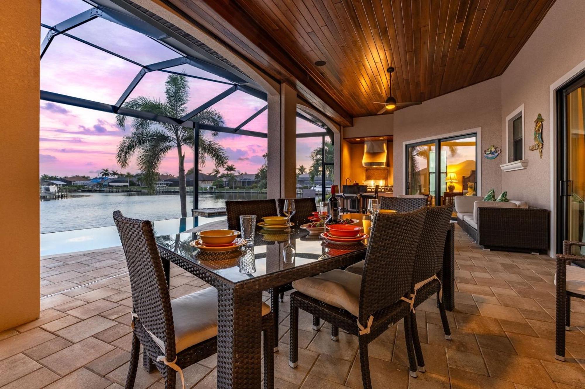 Luxury, Sunsets, Heated Infinity Pool, Spa, Pool Table, Bikes & Kayaks - Coral Bay - Roelens Cape Coral