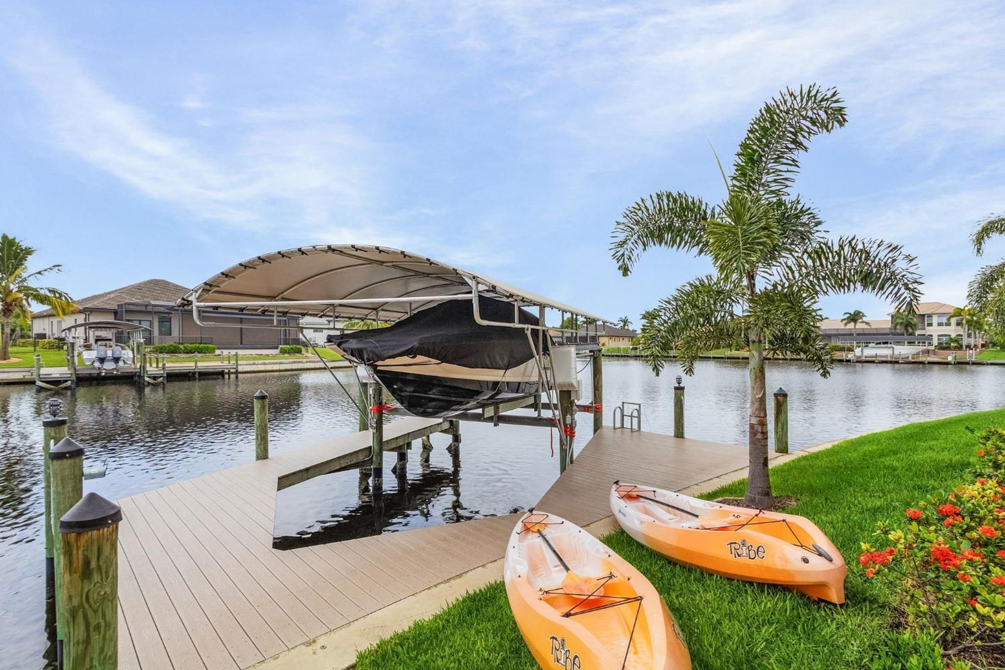 Luxury, Sunsets, Heated Infinity Pool, Spa, Pool Table, Bikes & Kayaks - Coral Bay - Roelens * Cape Coral