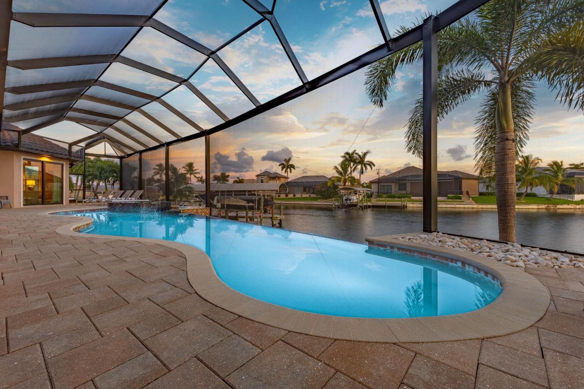 Holiday home Luxury, Sunsets, Heated Infinity Pool, Spa, Pool Table, Bikes & Kayaks - Coral Bay - Roelens Cape Coral