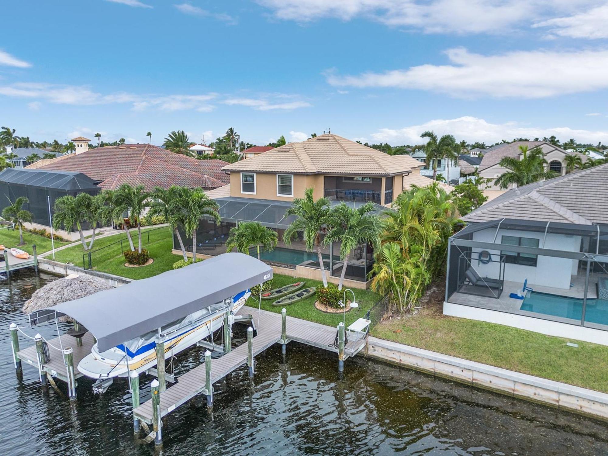 Stunning Tropical Oasis - Gulf Access, Kayaks, Padddleboards, Bikes, Tiki - Ancora - Roelens Cape Coral