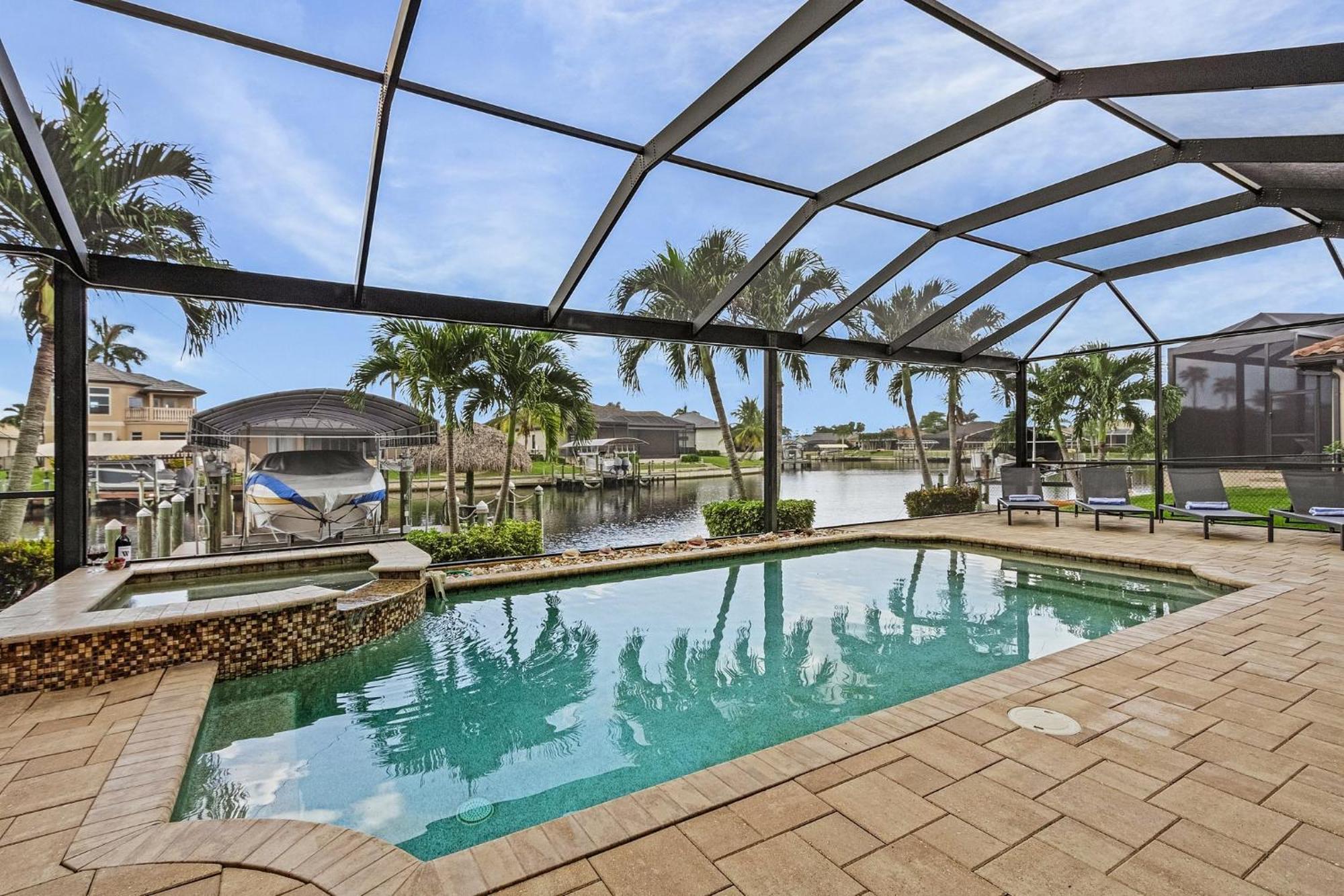 Stunning Tropical Oasis - Gulf Access, Kayaks, Padddleboards, Bikes, Tiki - Ancora - Roelens Cape Coral
