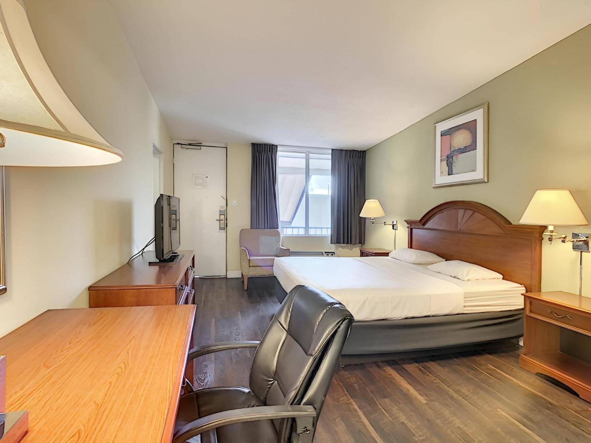 Stayable At Florida Mall Hotel