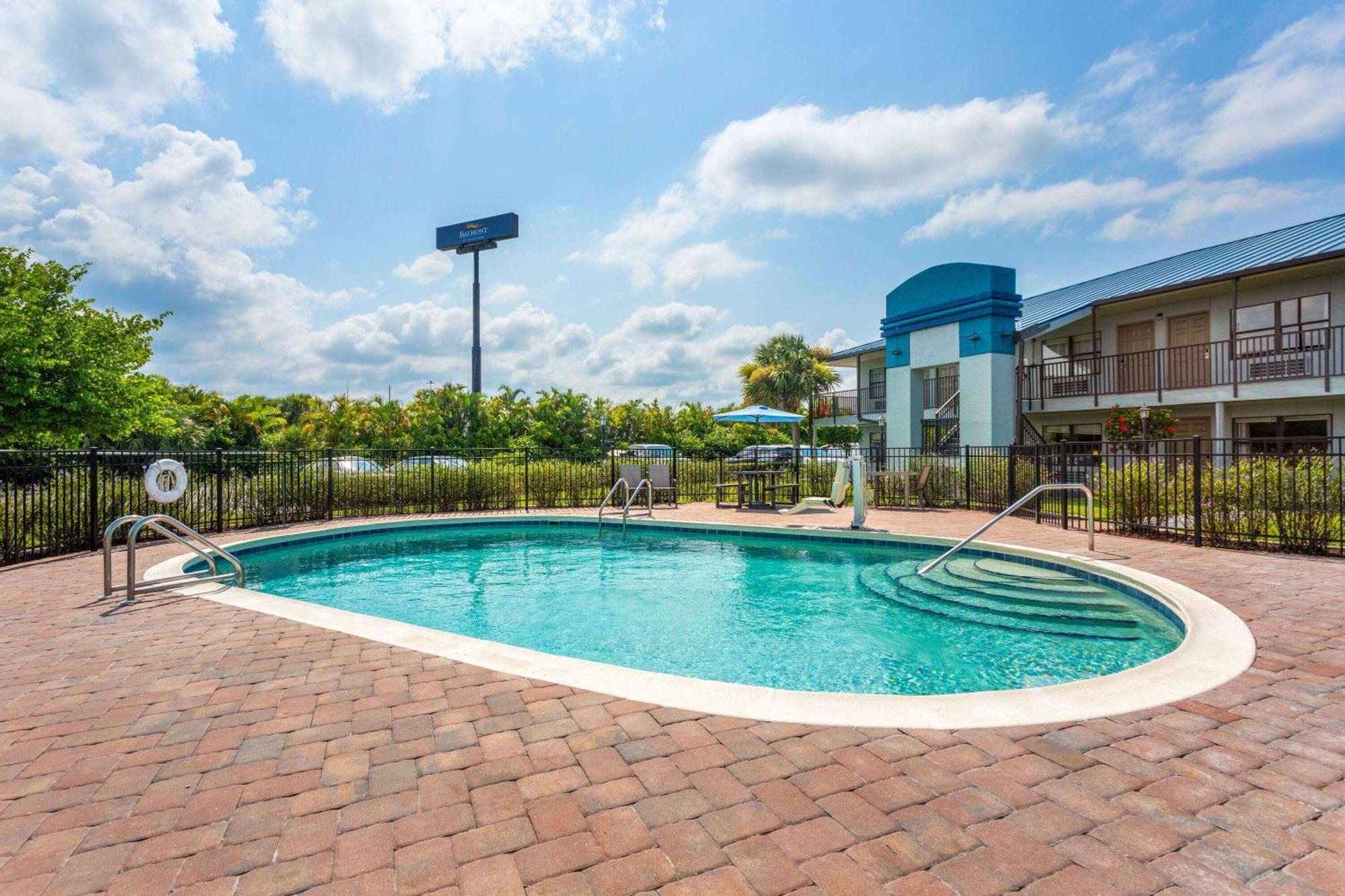 Baymont By Wyndham Punta Gorda/port Charlotte Hotel 2*