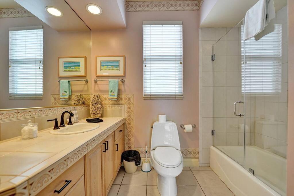 Blissful In Amazing Location With Heated Pool 3 Blocks To In Your Toes! Villa