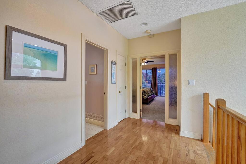 Blissful In Amazing Location With Heated Pool 3 Blocks To In Your Toes! * Fort Lauderdale