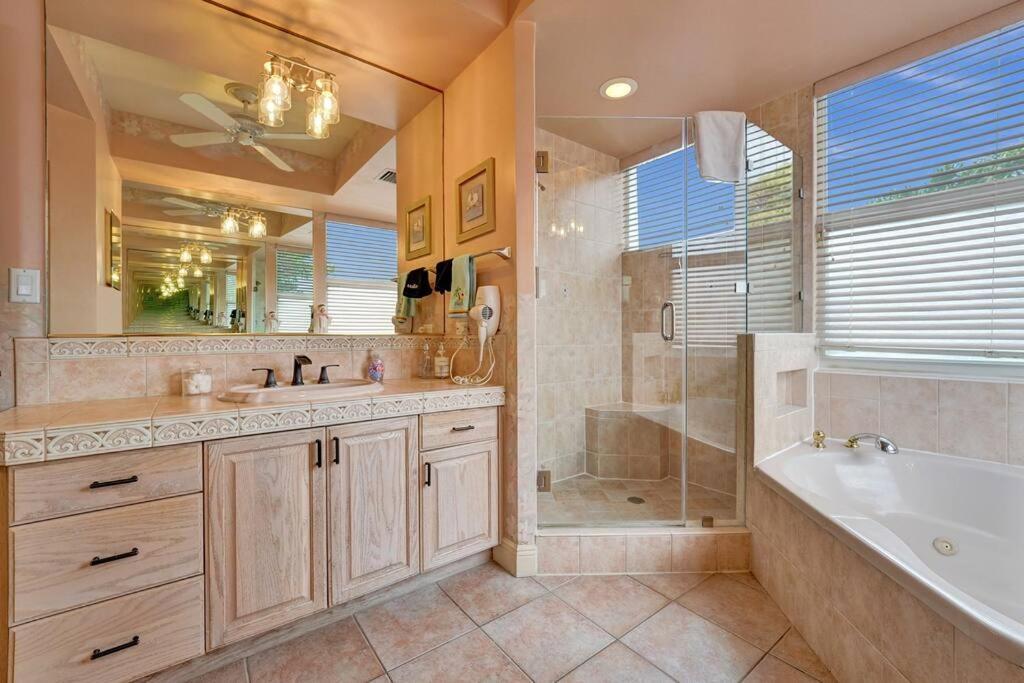 Villa Blissful In Amazing Location With Heated Pool 3 Blocks To In Your Toes! *