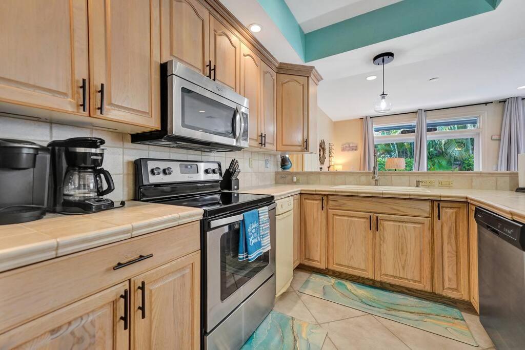 Blissful In Amazing Location With Heated Pool 3 Blocks To In Your Toes!