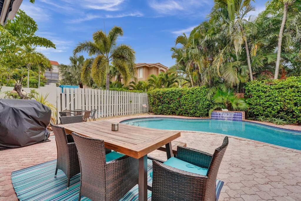 Villa Blissful In Amazing Location With Heated Pool 3 Blocks To In Your Toes!