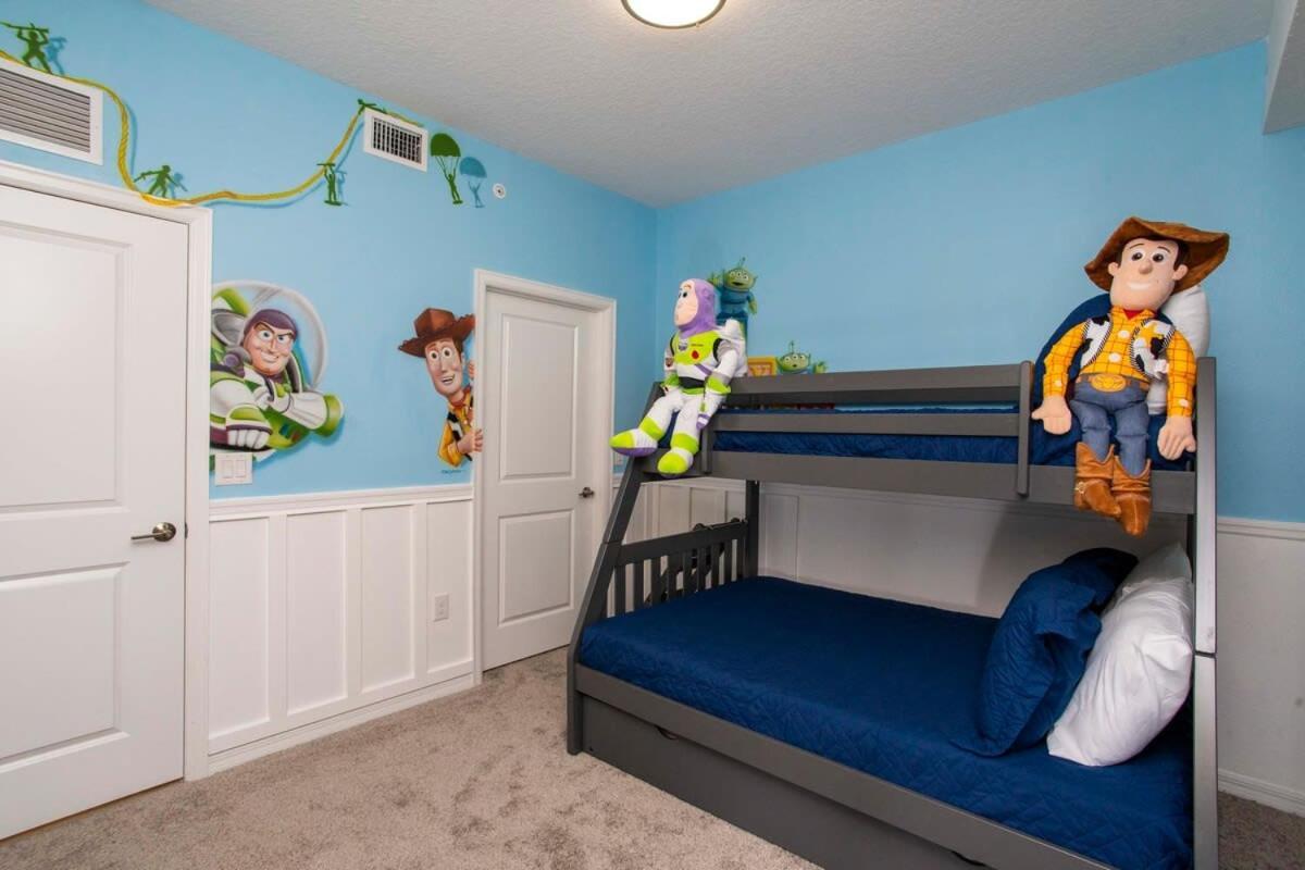 Luxurious 2 Bd Close To @ Storey 204p