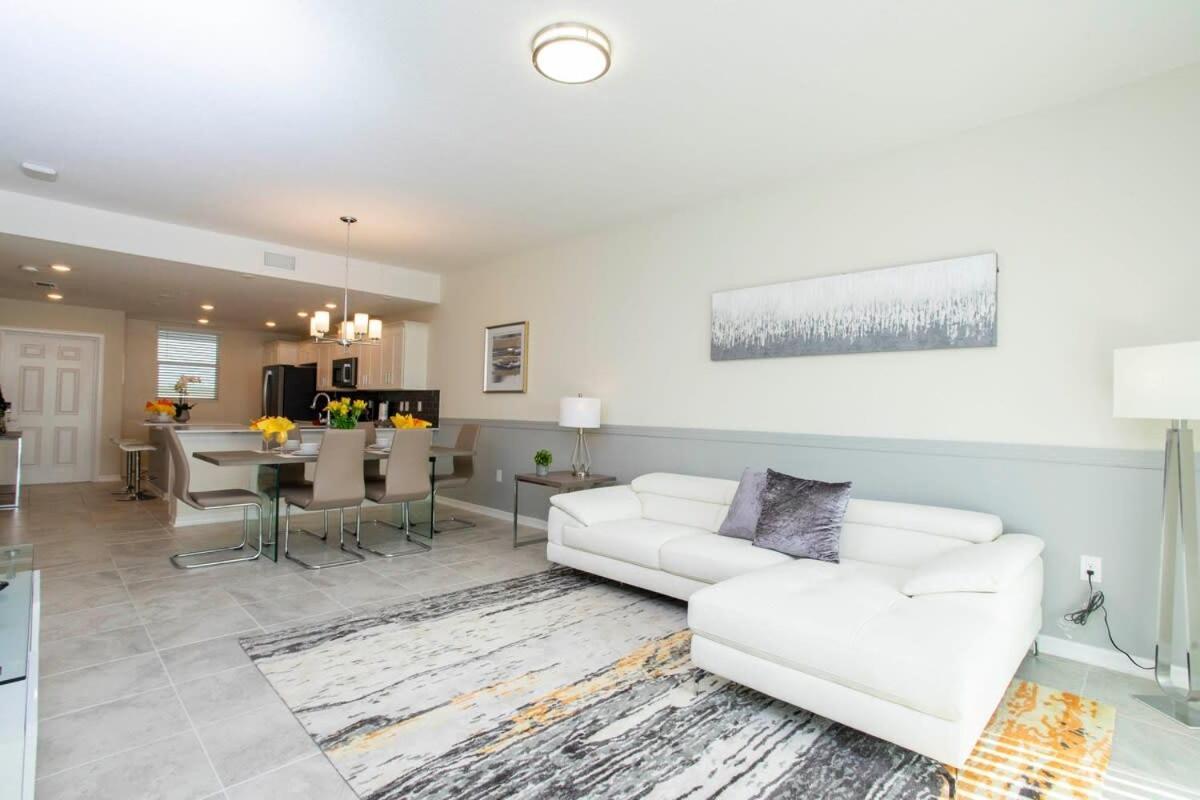 Luxurious 2 Bd Close To @ Storey 204p Holiday home *