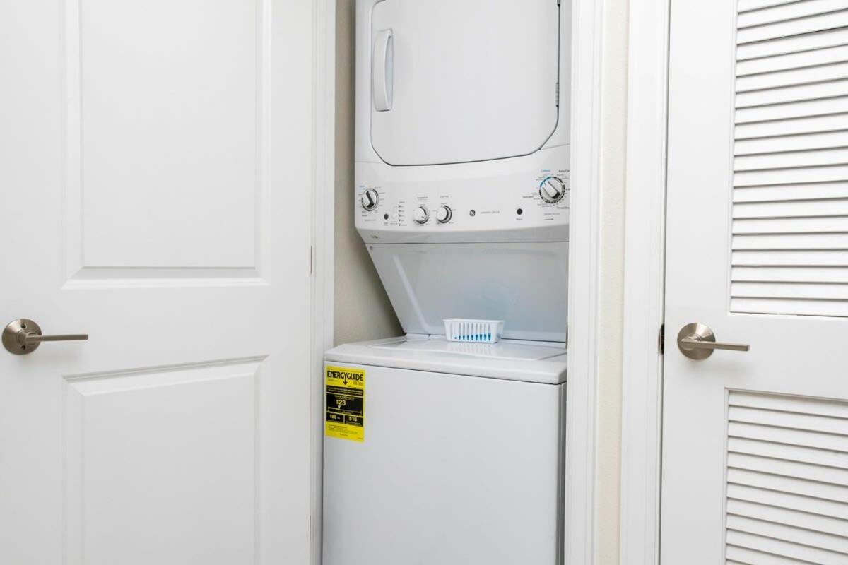Luxurious 2 Bd Close To @ Storey 204p