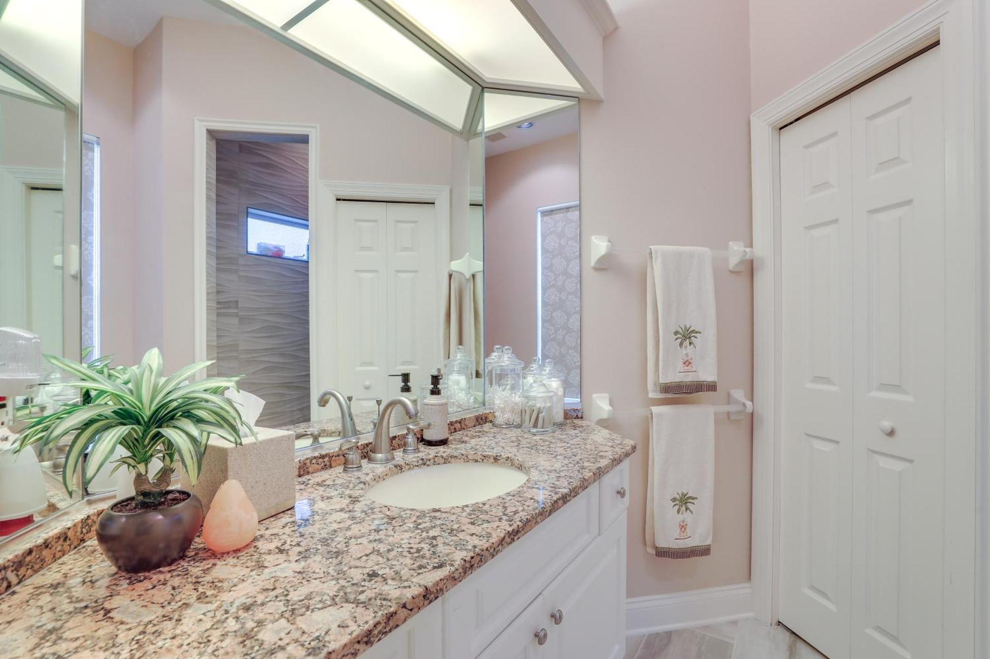 Luxe Bayfront Pool, Lanai! Holiday home Sarasota