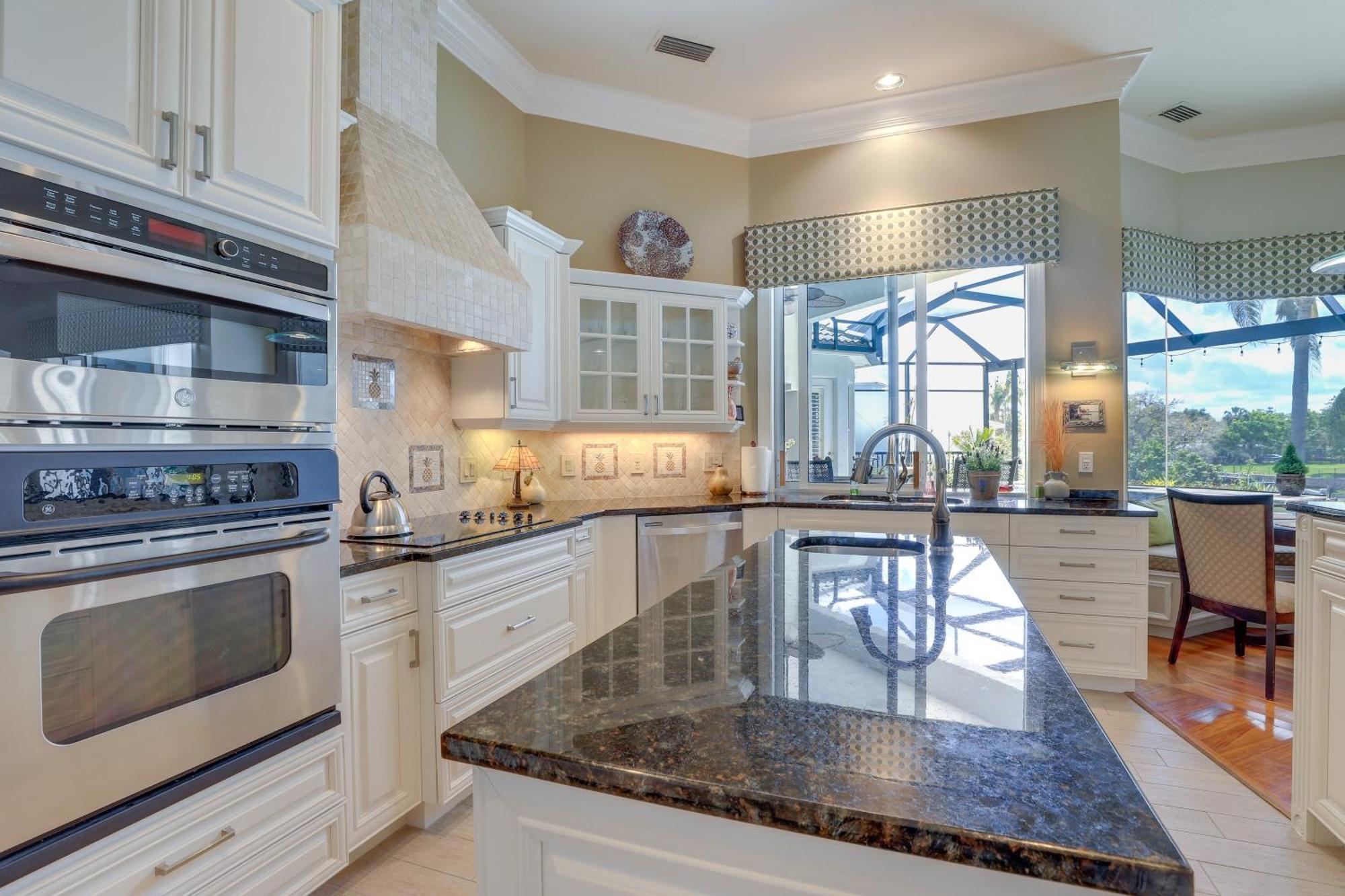 Luxe Bayfront Pool, Lanai! Holiday home Sarasota
