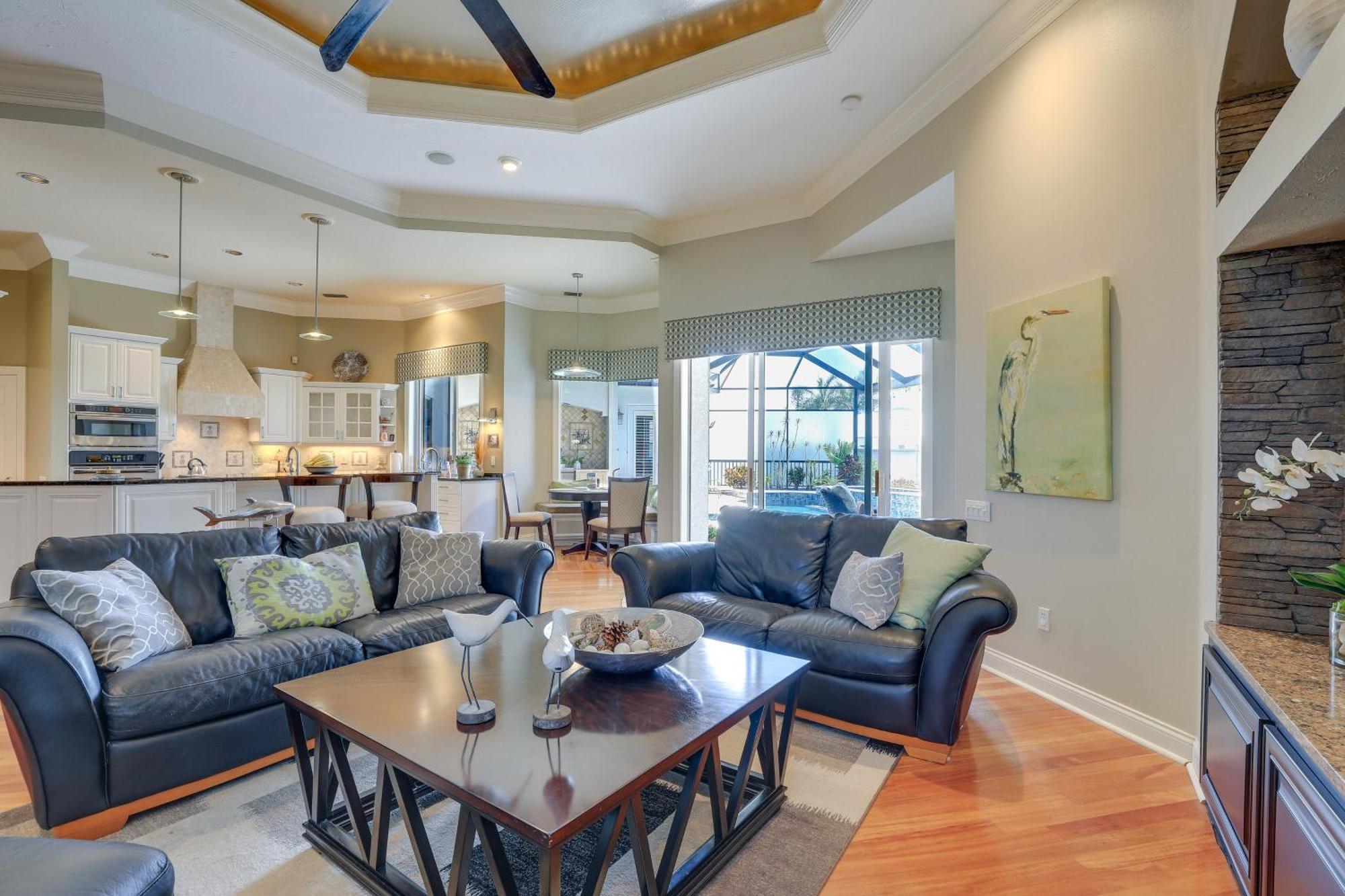 Luxe Bayfront Pool, Lanai! Holiday home