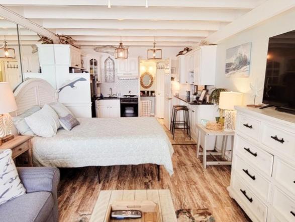 Couples Getaway, Honeymoon Sweet, Perfectly Cozy Front With Kitchen, Pool, Free Parking,check-in At Door