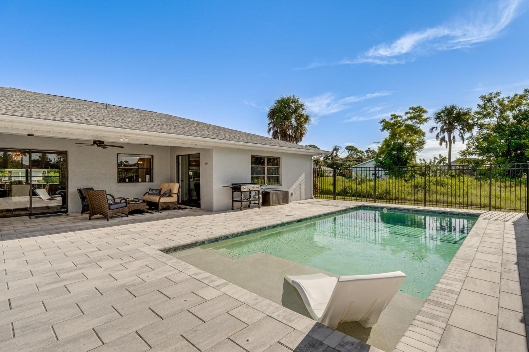 Private Pool And Dock Relaxing Oasis
