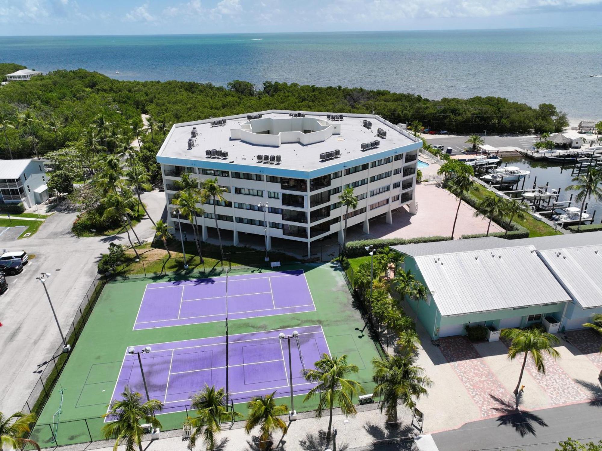 Coastal Chic Getaway Modern 2 Bed 2 Bath In Key Largo, Marina Pool Pickleball Apartment *