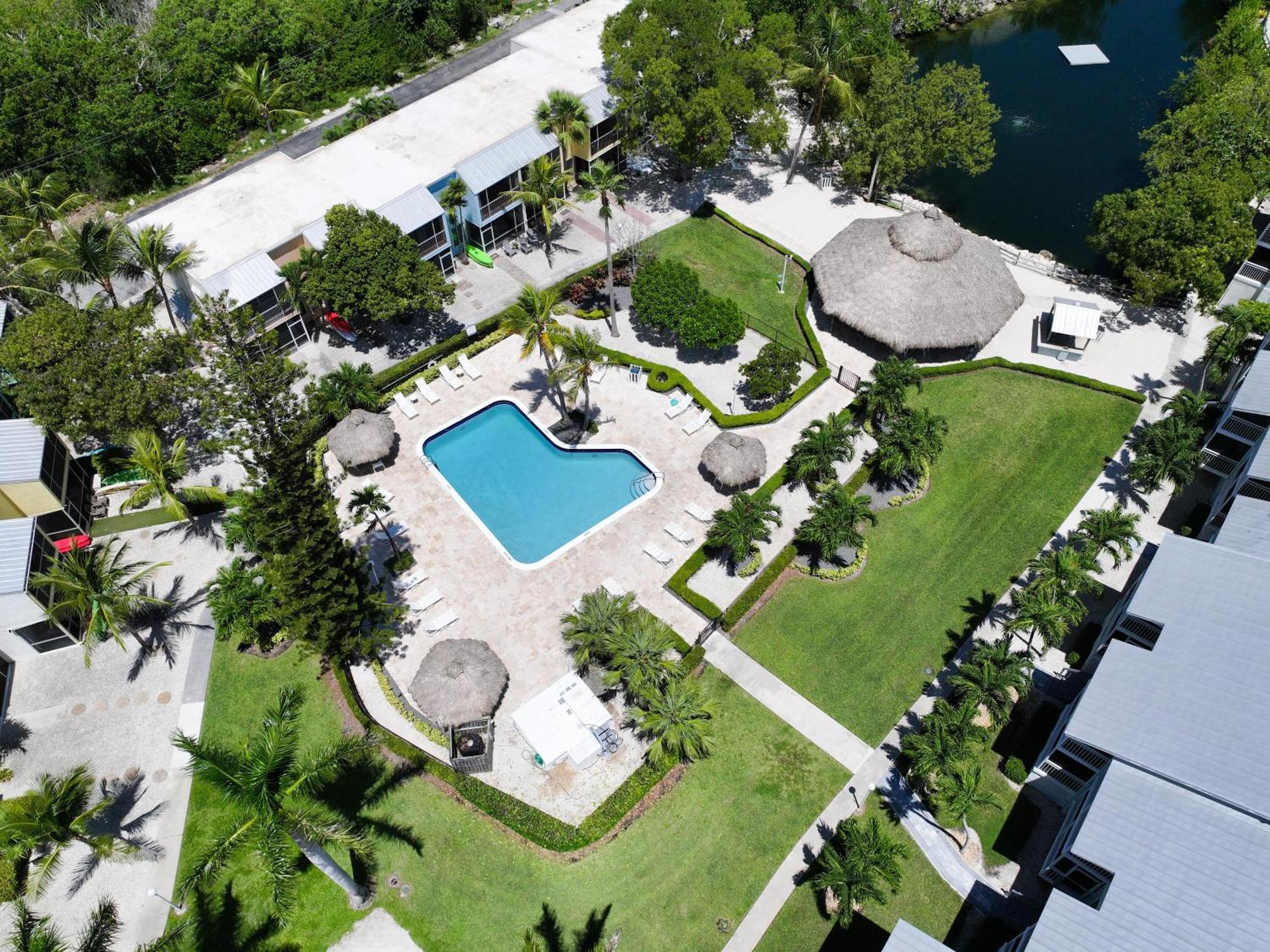 Coastal Chic Getaway Modern 2 Bed 2 Bath In Key Largo, Marina Pool Pickleball Apartment Key Largo