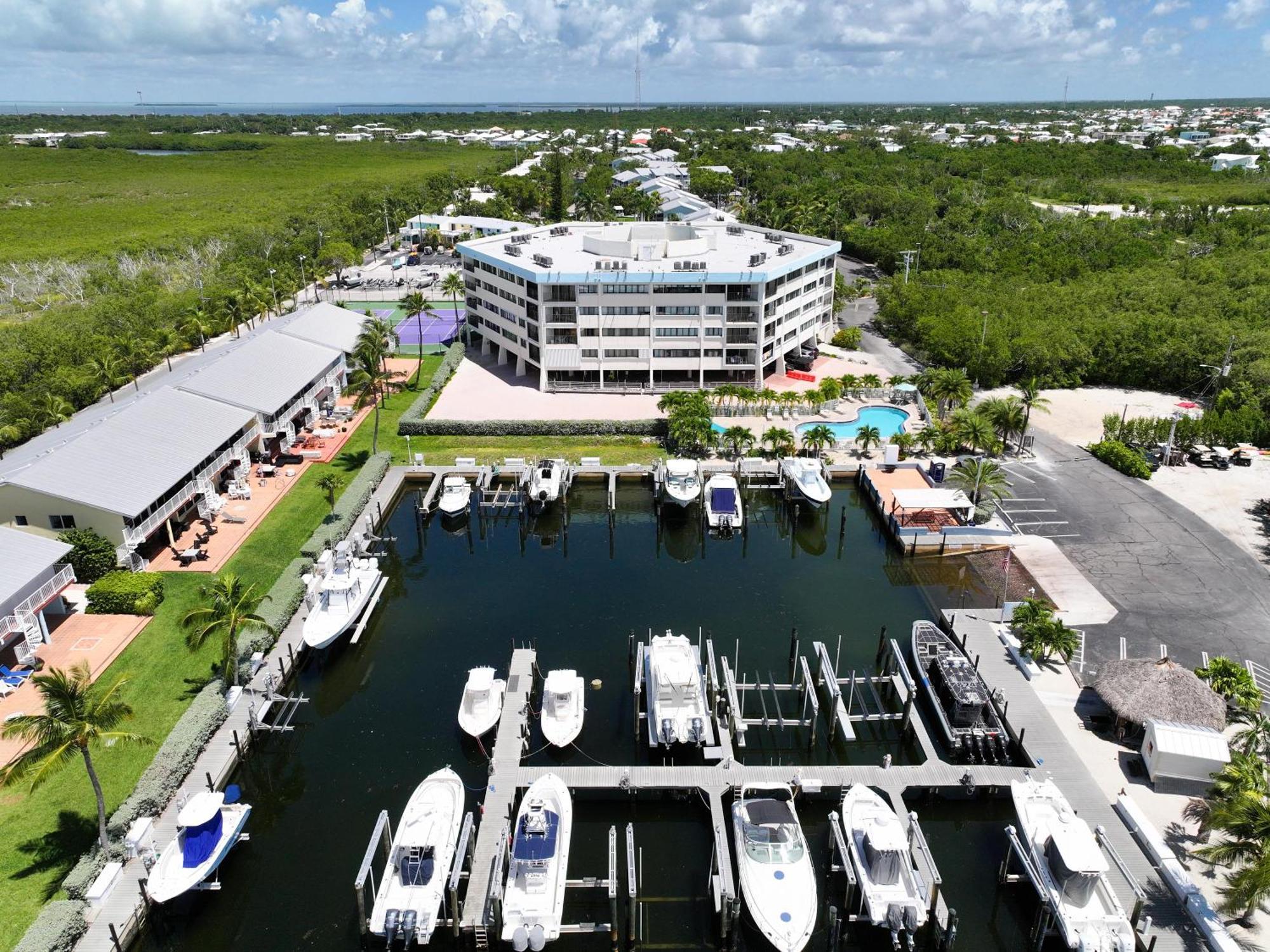 Coastal Chic Getaway Modern 2 Bed 2 Bath In Key Largo, Marina Pool Pickleball Apartment *