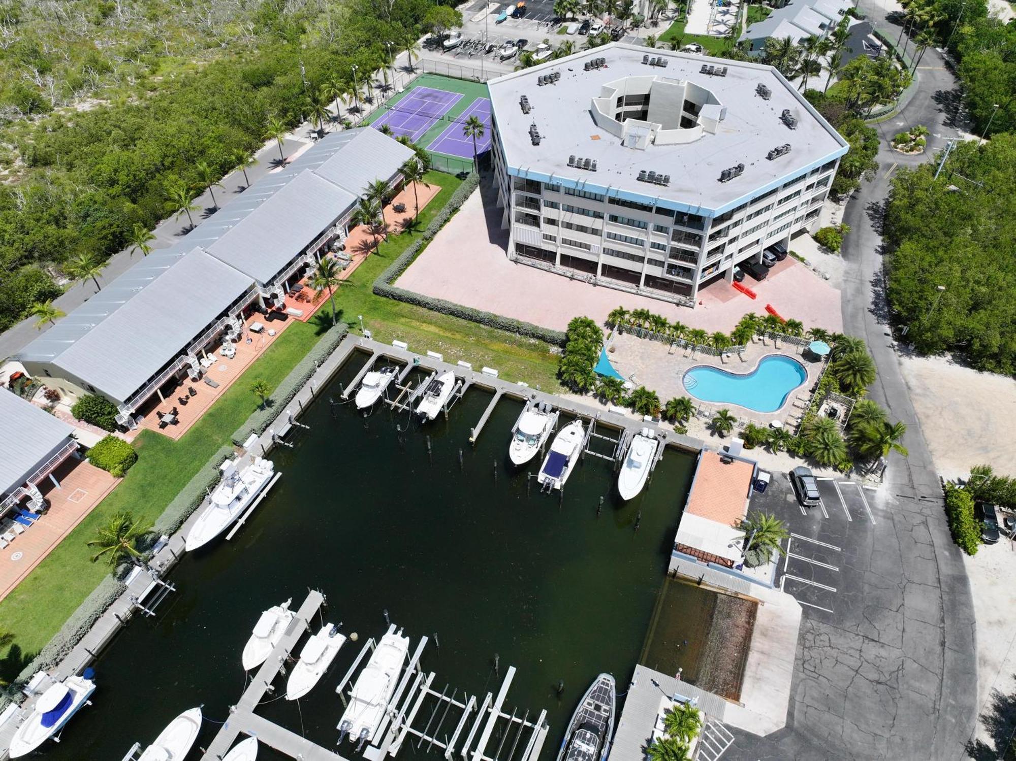 Coastal Chic Getaway Modern 2 Bed 2 Bath In Key Largo, Marina Pool Pickleball Apartment Key Largo