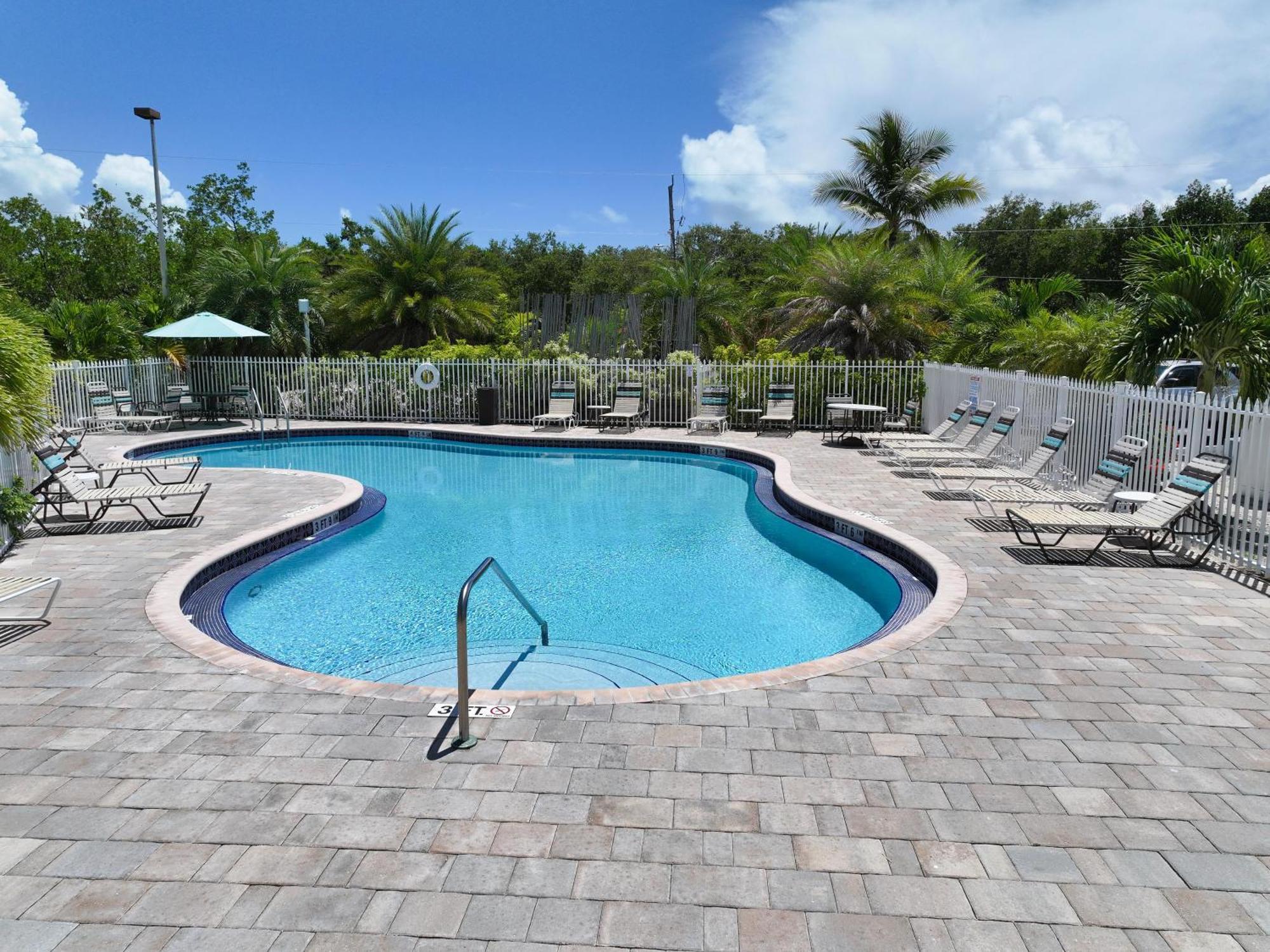 Coastal Chic Getaway Modern 2 Bed 2 Bath In Key Largo, Marina Pool Pickleball * Key Largo