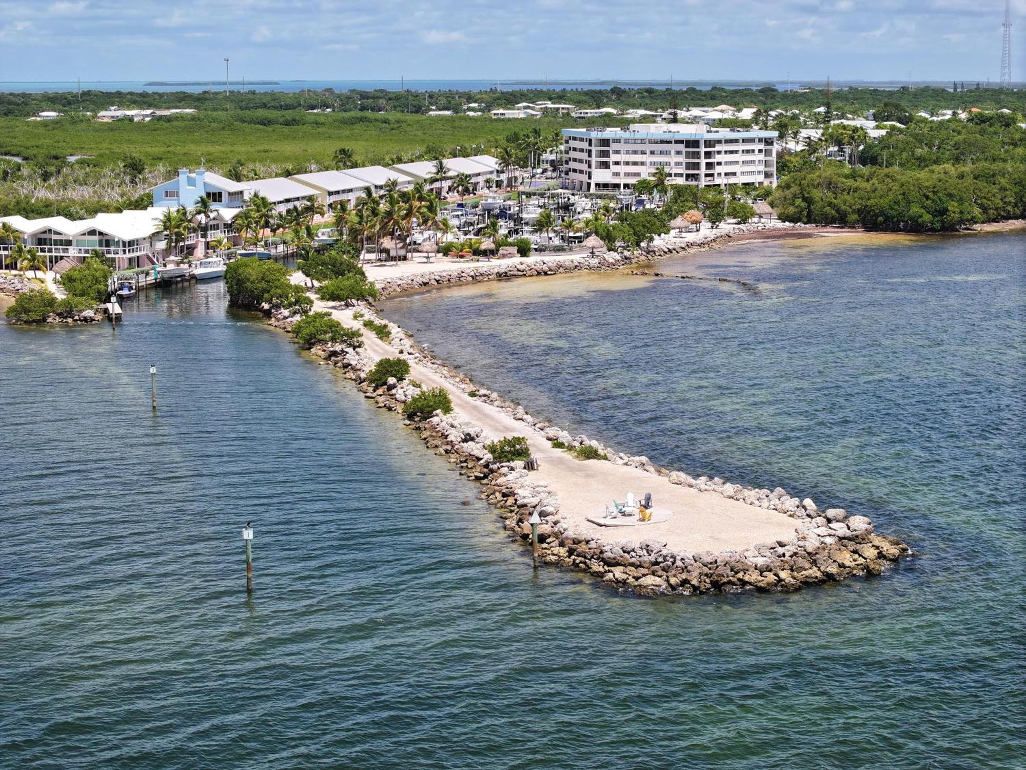 Coastal Chic Getaway Modern 2 Bed 2 Bath In Key Largo, Marina Pool Pickleball Apartment Key Largo
