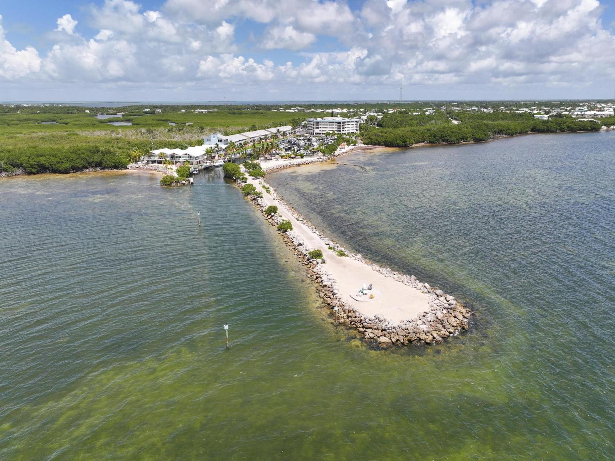 Coastal Chic Getaway Modern 2 Bed 2 Bath In Key Largo, Marina Pool Pickleball Key Largo