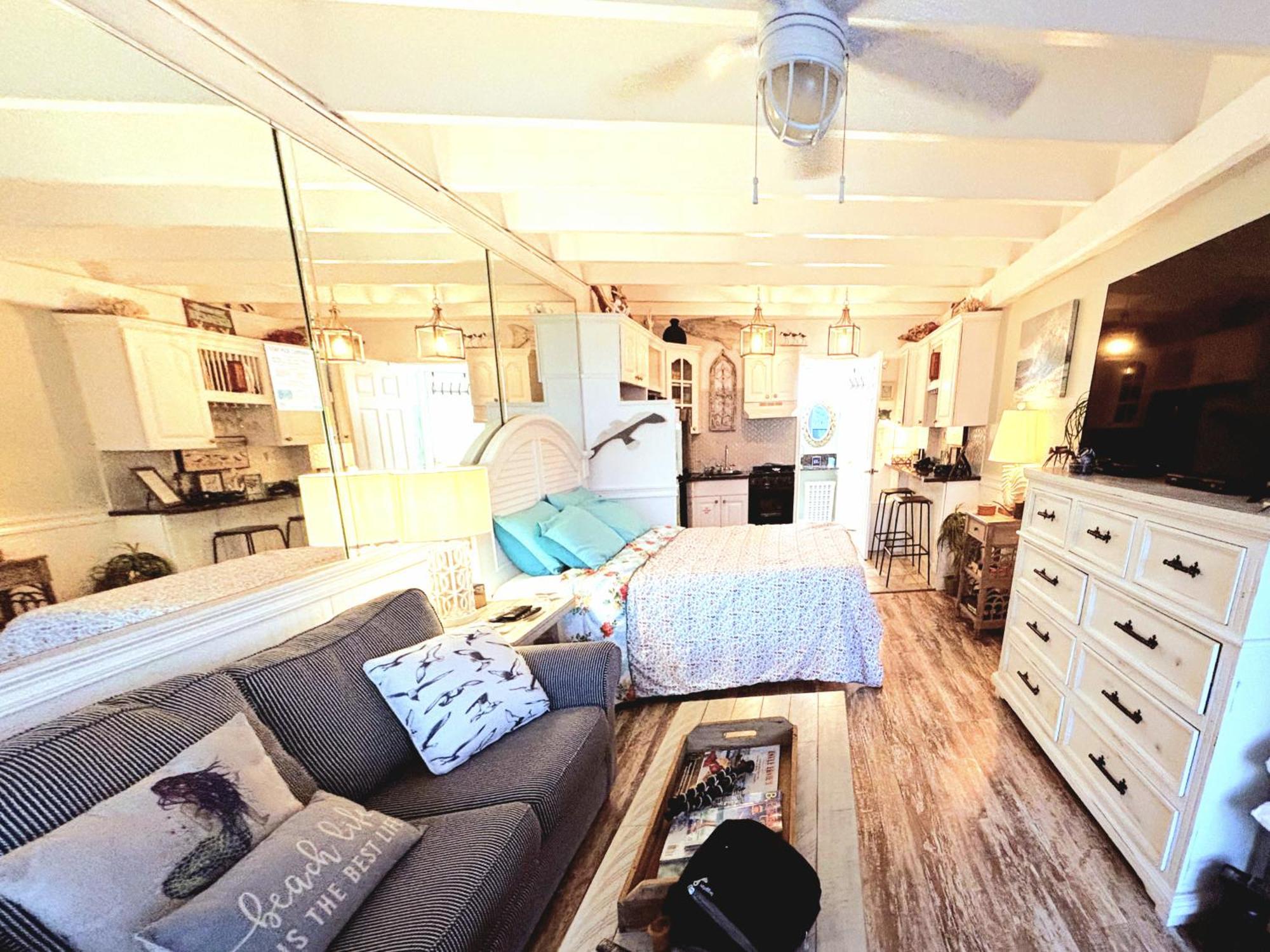Couples Getaway, Honeymoon Sweet, Perfectly Cozy Front With Kitchen, Pool, Free Parking,check-in At Door *