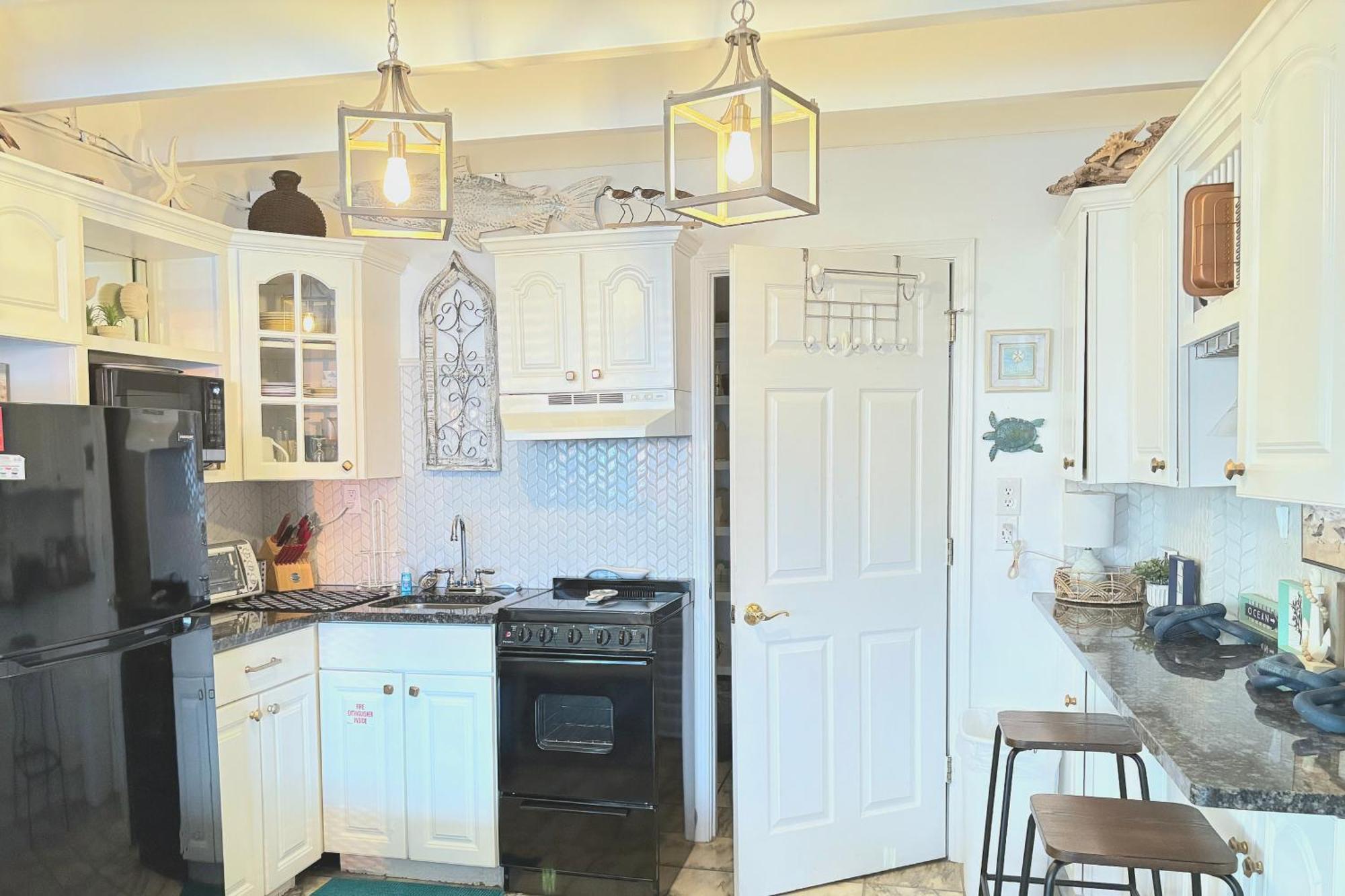 Couples Getaway, Honeymoon Sweet, Perfectly Cozy Front With Kitchen, Pool, Free Parking,check-in At Door * Panama City Beach