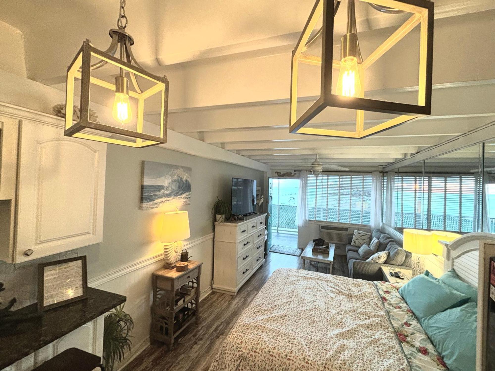 Couples Getaway, Honeymoon Sweet, Perfectly Cozy Front With Kitchen, Pool, Free Parking,check-in At Door * Panama City Beach
