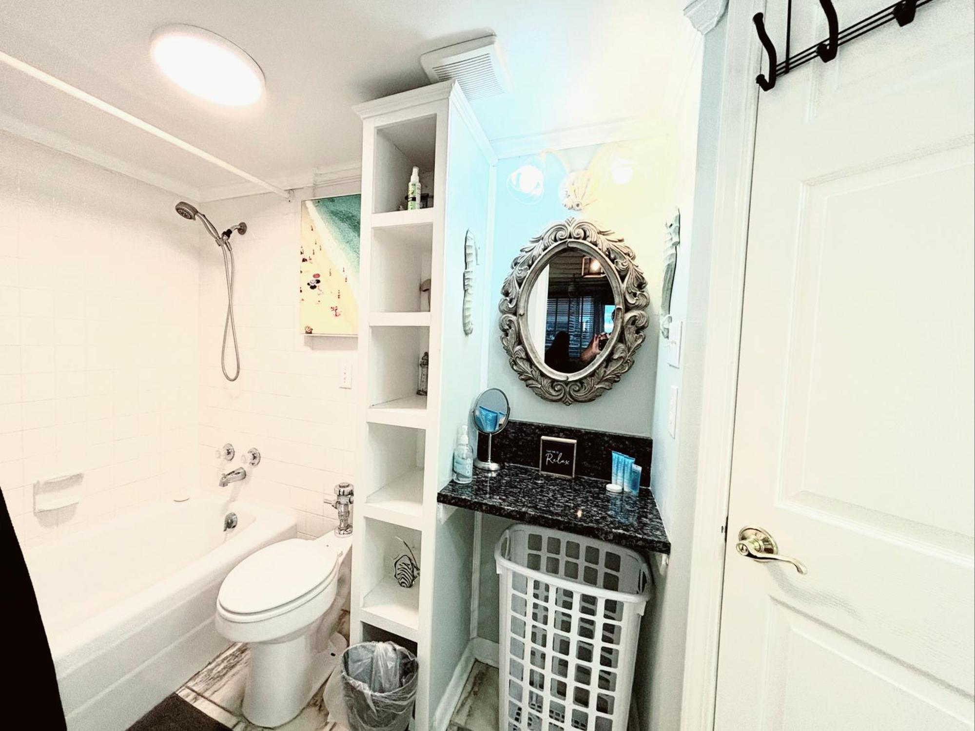 Couples Getaway, Honeymoon Sweet, Perfectly Cozy Front With Kitchen, Pool, Free Parking,check-in At Door
