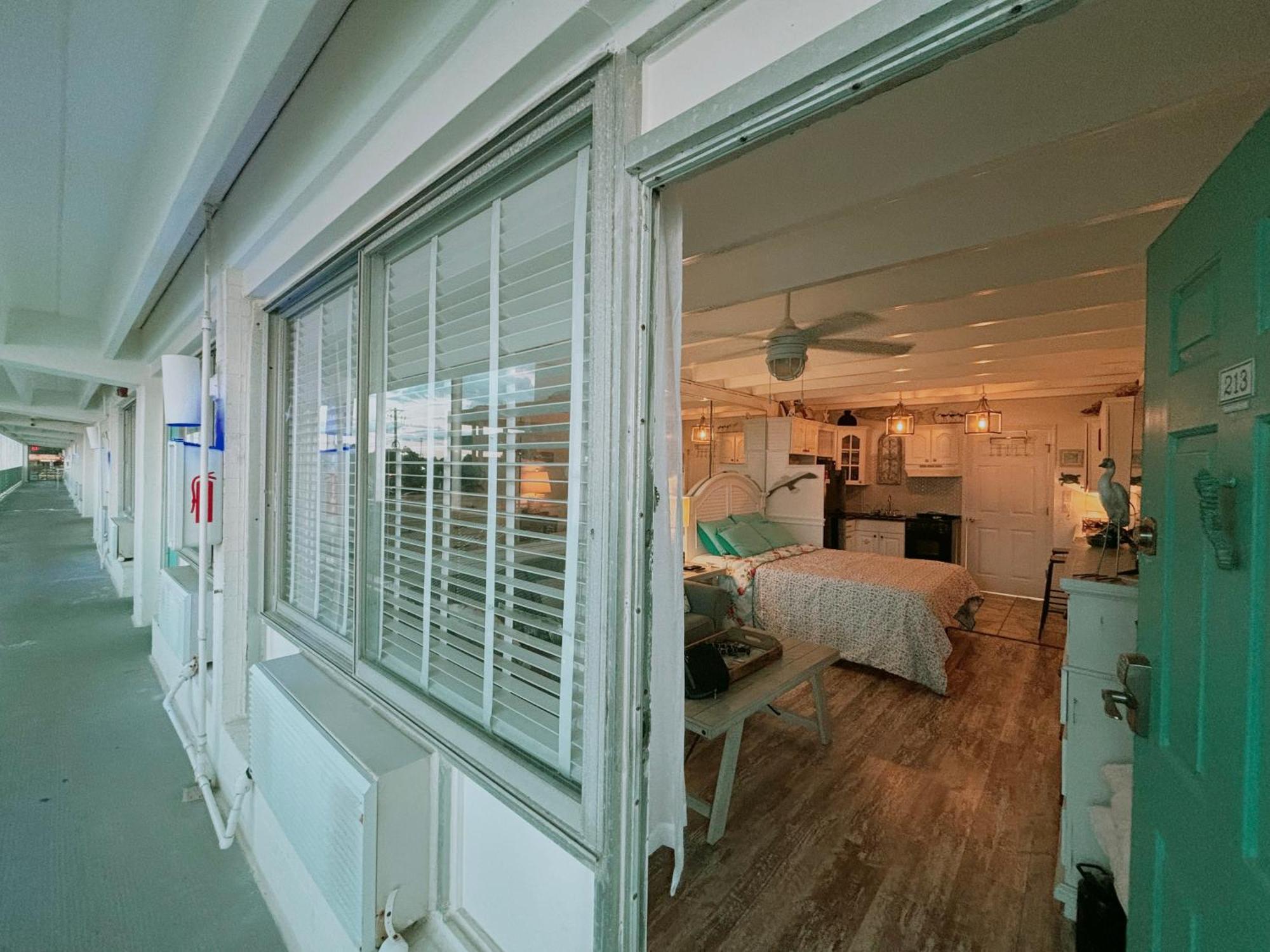 Couples Getaway, Honeymoon Sweet, Perfectly Cozy Front With Kitchen, Pool, Free Parking,check-in At Door * Panama City Beach