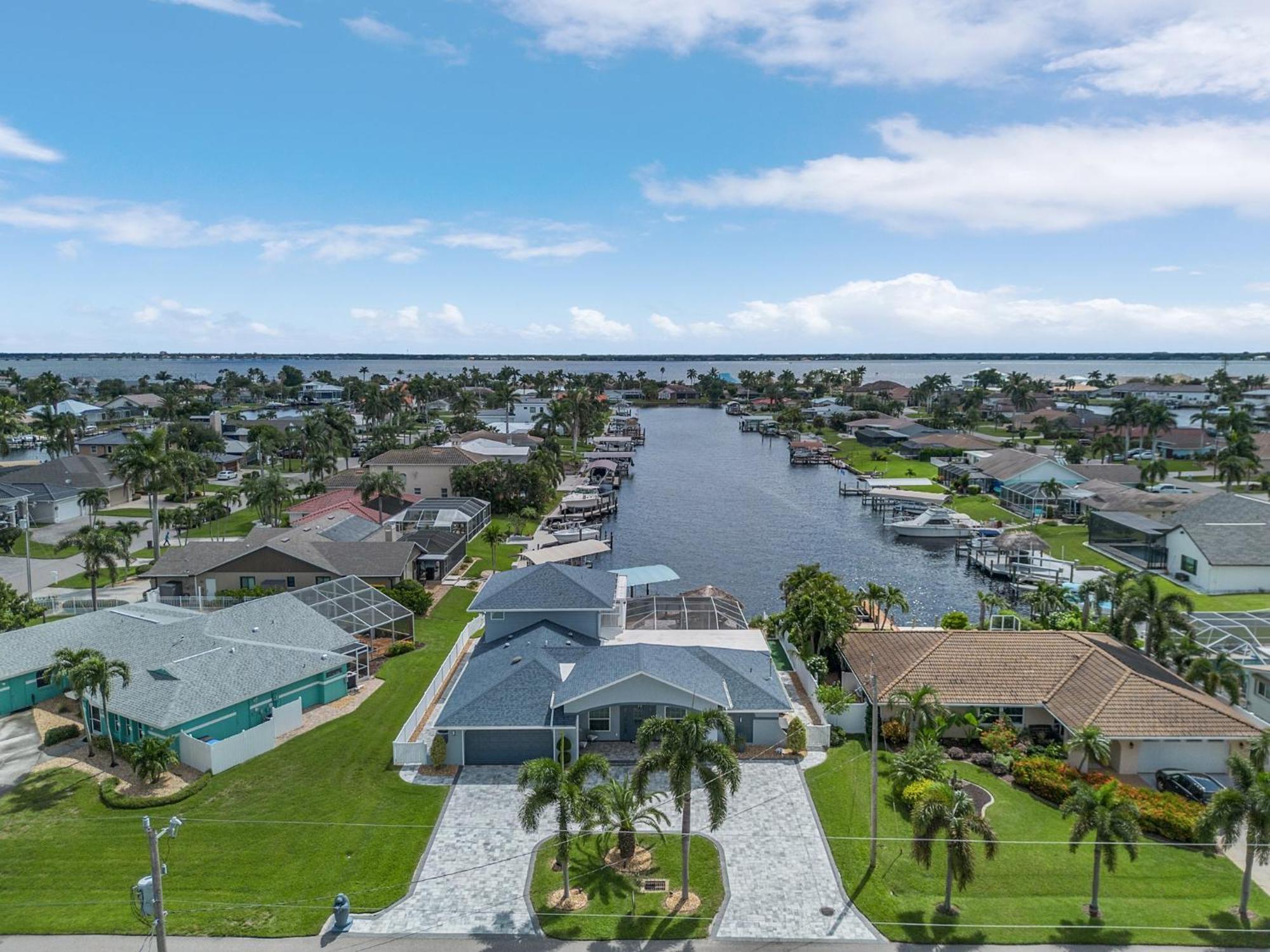 Gulf Access, Dock With Tiki, Heated Pool And Spa, Putting - Sunrise Soiree - Roelens Holiday home Cape Coral