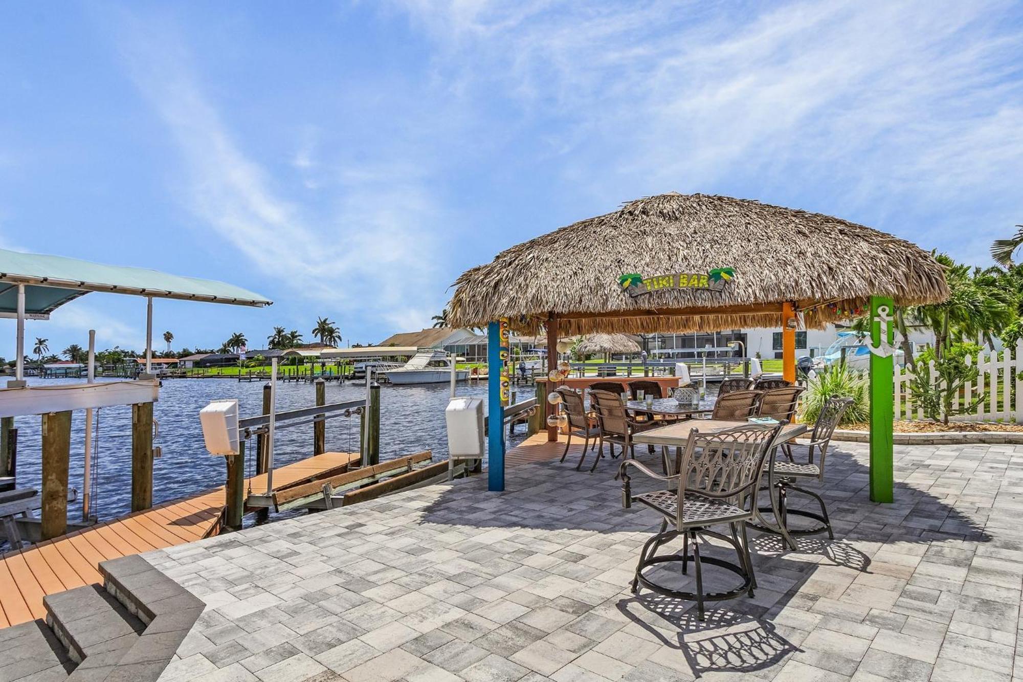 Gulf Access, Dock With Tiki, Heated Pool And Spa, Putting - Sunrise Soiree - Roelens Cape Coral