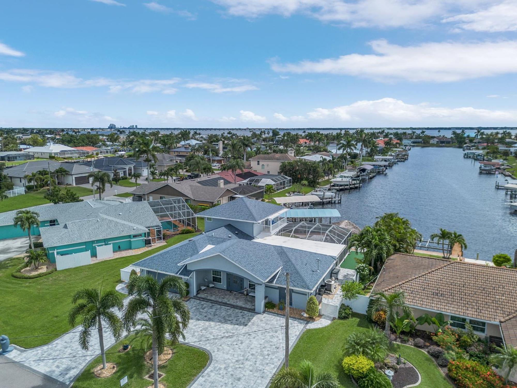 Gulf Access, Dock With Tiki, Heated Pool And Spa, Putting - Sunrise Soiree - Roelens Cape Coral
