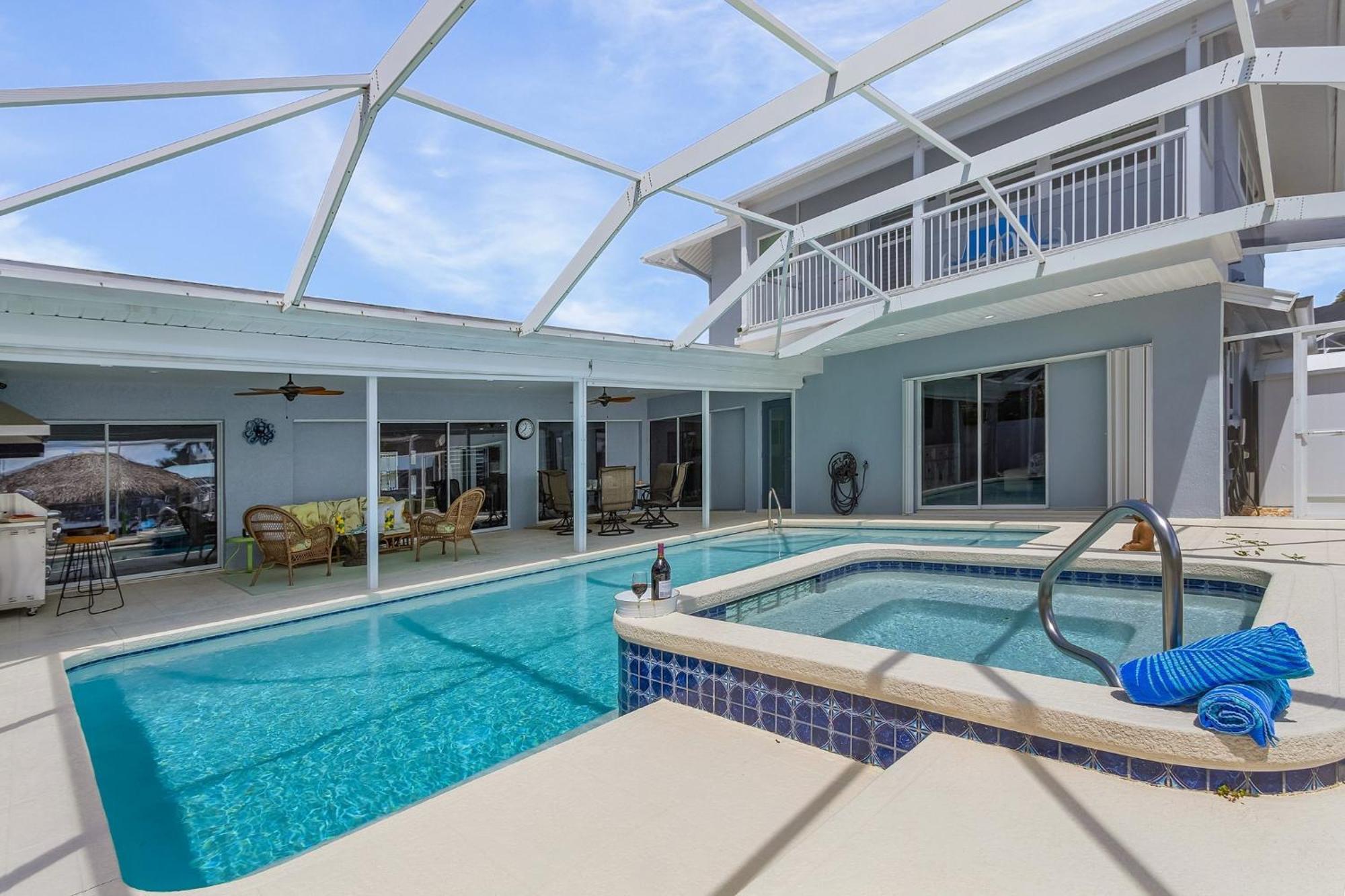 Gulf Access, Dock With Tiki, Heated Pool And Spa, Putting - Sunrise Soiree - Roelens Cape Coral