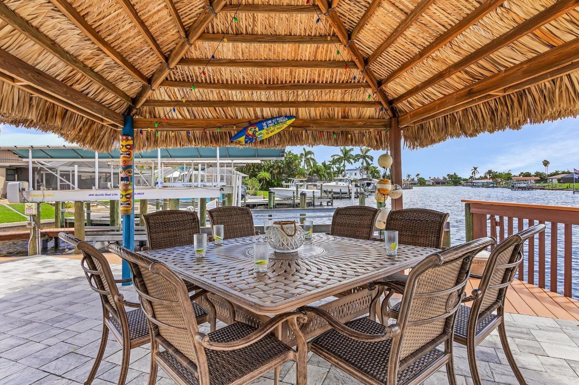 Gulf Access, Dock With Tiki, Heated Pool And Spa, Putting - Sunrise Soiree - Roelens Holiday home Cape Coral