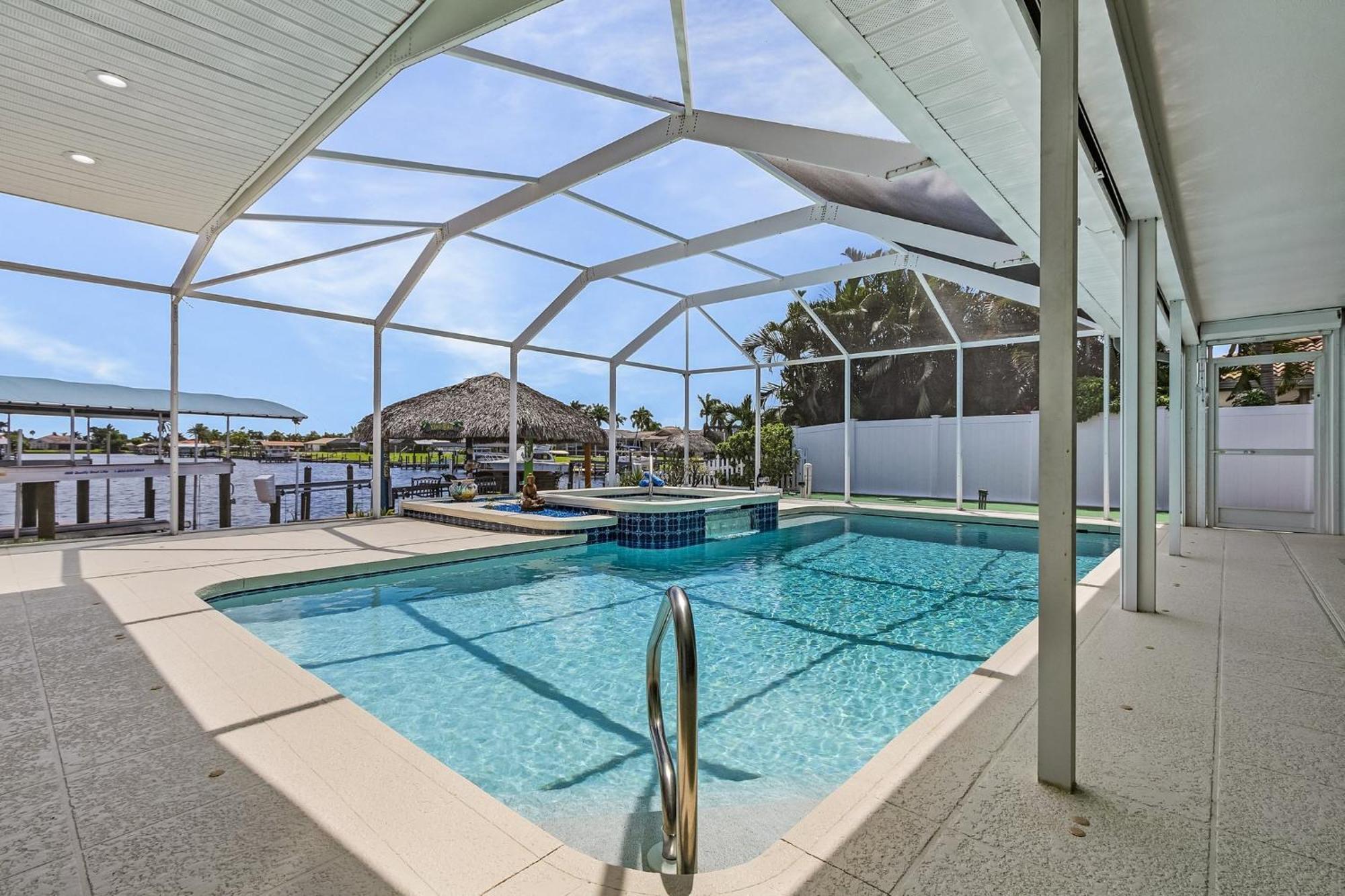 Holiday home Gulf Access, Dock With Tiki, Heated Pool And Spa, Putting - Sunrise Soiree - Roelens Cape Coral